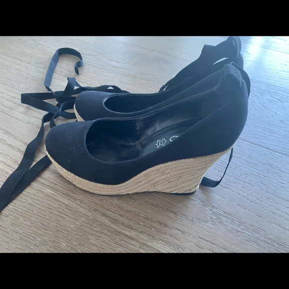 Also wedges with ankle ties - Picture 3 of 4